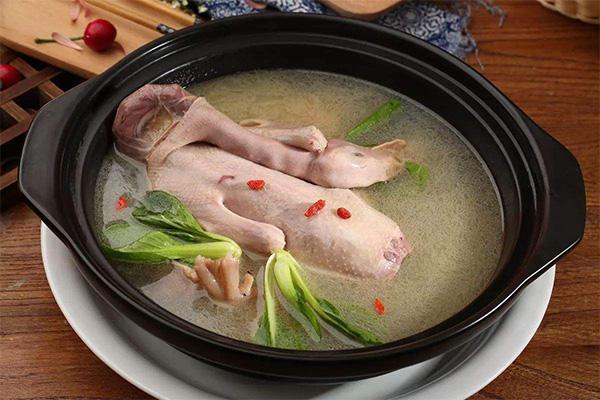 鸭煲加盟概述 阿福老鸭煲隶属于济南市香飘九州餐饮技术开发推广中心